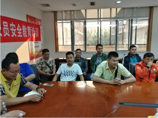 版纳铁塔公司驾驶员吴坤、王冬、刘峰（后排左一、左二、左三）参与安全培训会议。