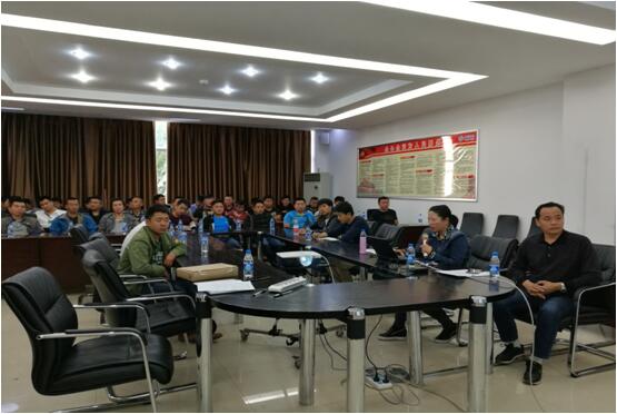 bti体育办公室主任宋洋（右二）在安全培训会上宣贯bti体育公司车辆治理造度和安全司法律规。