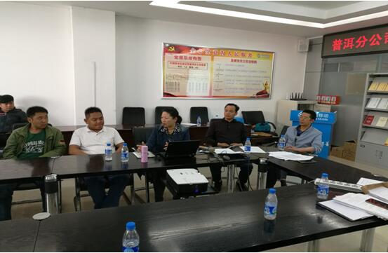 bti体育集团公司副总田钢（右一）办公室主任宋洋（右三）在安全培训会上。
