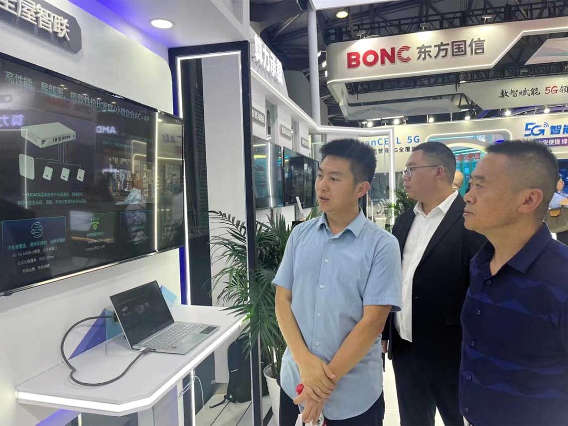参观全屋智联展区，陈光平进行介绍